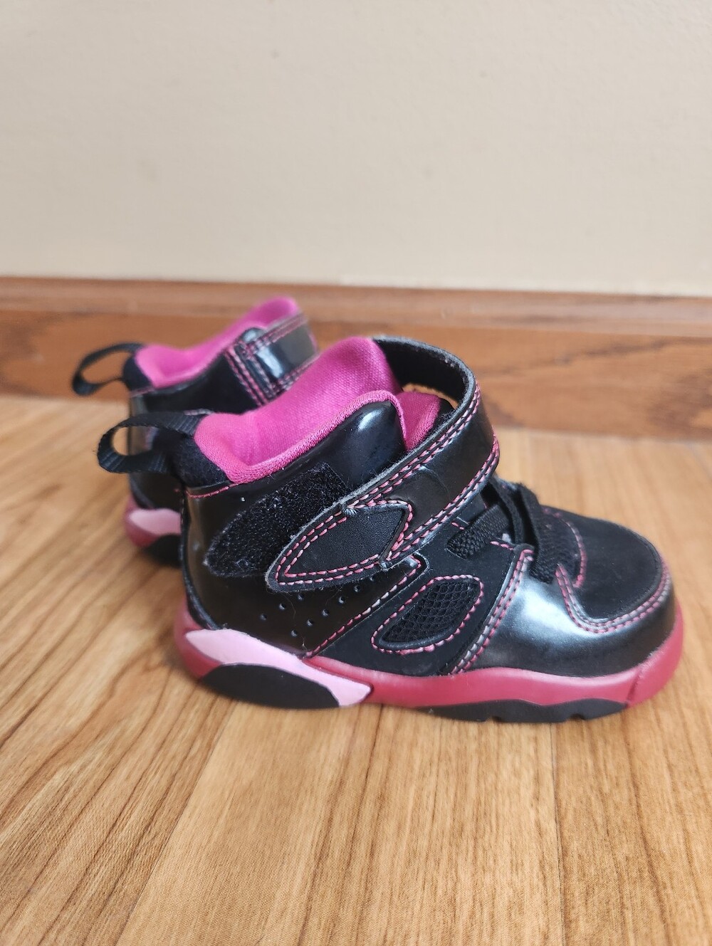 Infant pink Nike Air Jordan Shoes, Size 4